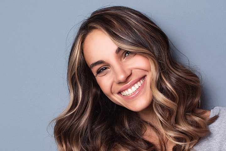 Jak uzyskać skręt włosów? Domowa stylizacja loków i fal