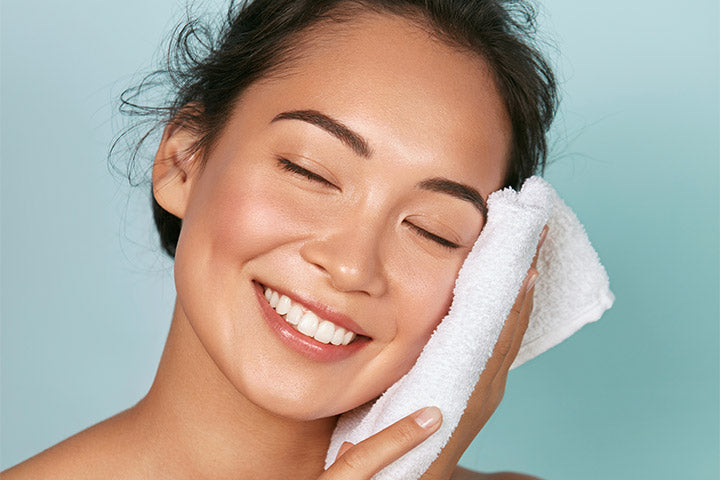 kobieta stosująca koreańskie kosmetyki na trądzik